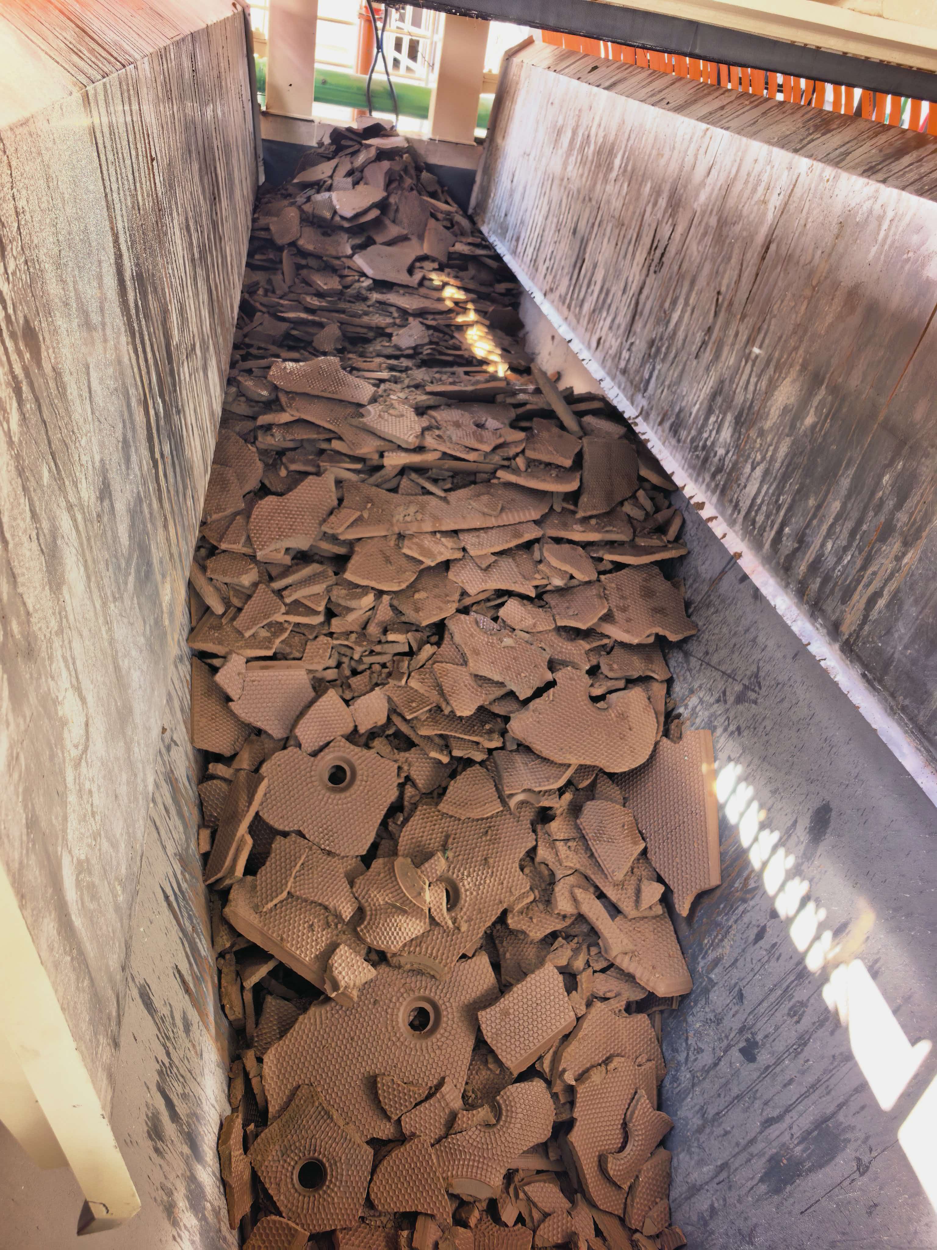 大张环保隔膜压滤机卸饼现场，展示压滤后滤饼的形态与出料情况。